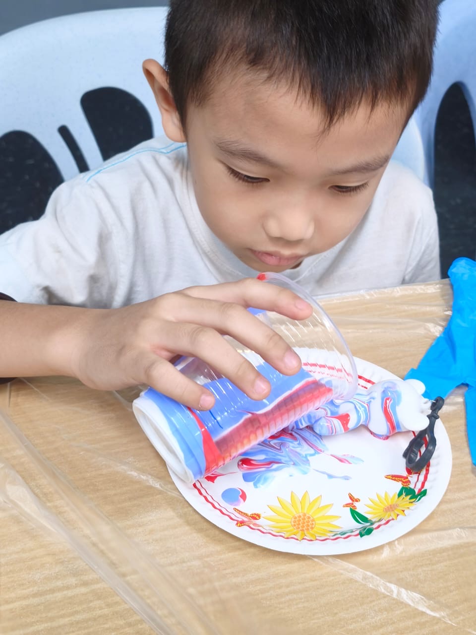 孩子在 WITZ 安亲班进行创意探索活动