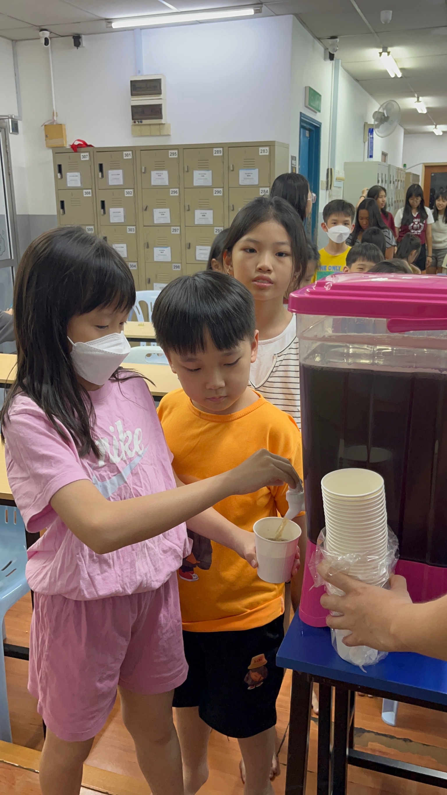 WITZ 安亲班学生有序享用点心