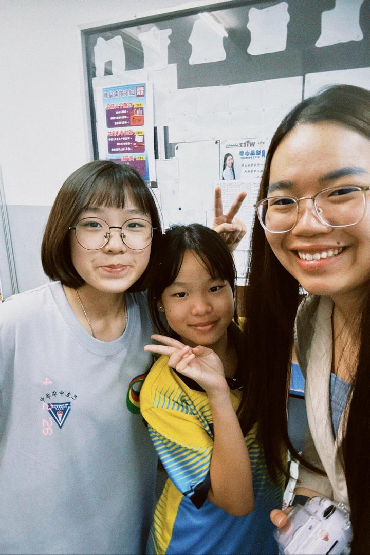 WITZ 老师与学生在安亲班的温暖合照